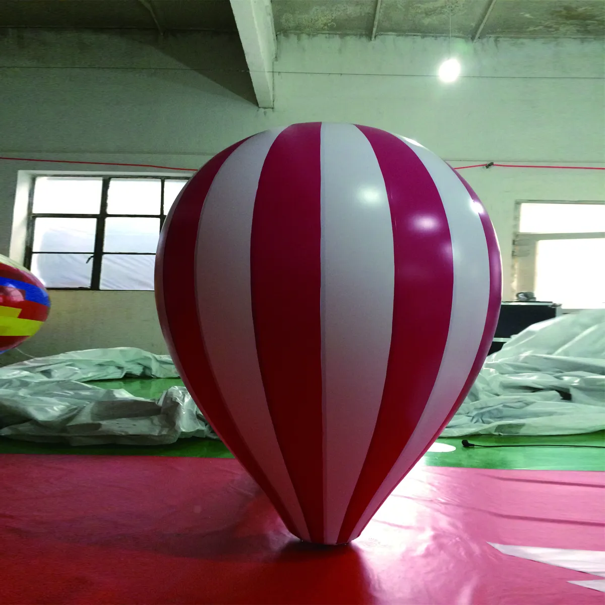 उच्च गुणवत्ता वाले इन्फ्लैटेबल विज्ञापन हीलियम गुब्बारे के साथ विशाल हीलियम इन्फ्लैटेबल पीवीसी गुब्बारा