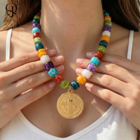 Collier en gros de perles colorées en acrylique, avec médaille Saint Benoît en acier inoxydable