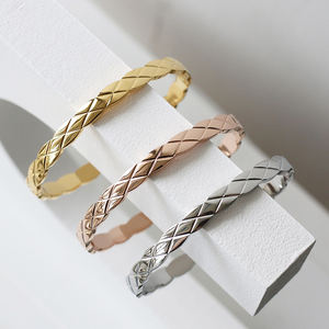 สร้อยข้อมือสแตนเลสลายขวางลายตารางหมากรุกแบบเรียบง่ายสำหรับผู้หญิงเครื่องประดับแฟชั่นอินเทรนด์ใหม่ - Product Image 1