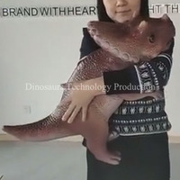 Marionnette ou accessoire de spectacle Triceratops mignon pour bébé, fait main, à vendre, marionnette de dinosaure animatronique artisanale pour événements et fêtes d'enfants