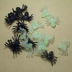 10 Pièces d'araignées artificielles luminescentes pour décorations de Noël, jouets de farces pour Halloween et fêtes d'anniversaire - Product Image 2
