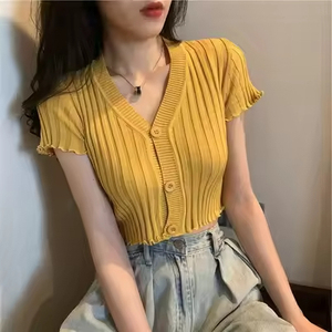Camiseta de verano para mujer, cuello en V, con botones, estilo coreano, ajustada, dulce, de punto, manga corta. - Product Image 3