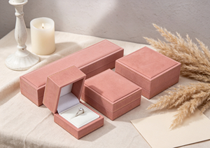 Boîtes à bijoux haut de gamme multi-tailles, écologiques, faites à la main, avec cadre en carton rigide, revêtement en velours court rose pâle - Product Image 3