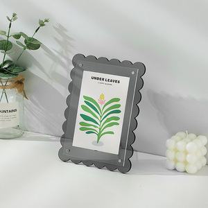กรอบรูปอะคริลิคแม่เหล็ก ขอบหยัก สำหรับตั้งโต๊ะหรือแขวนผนัง - Product Image 4