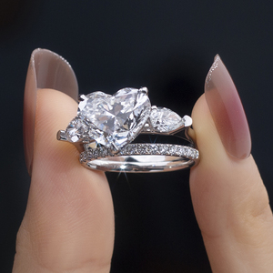 แหวนเพชรรูปหัวใจทองคำขาว 18K รุ่น MSR-1382 จาก Messi Jewelry สำหรับผู้หญิง - Product Image 4