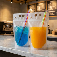 Emballage personnalisé en sachet PE de qualité alimentaire avec trou pour paille et poignée portable pour le stockage de jus, de boissons et de liquides