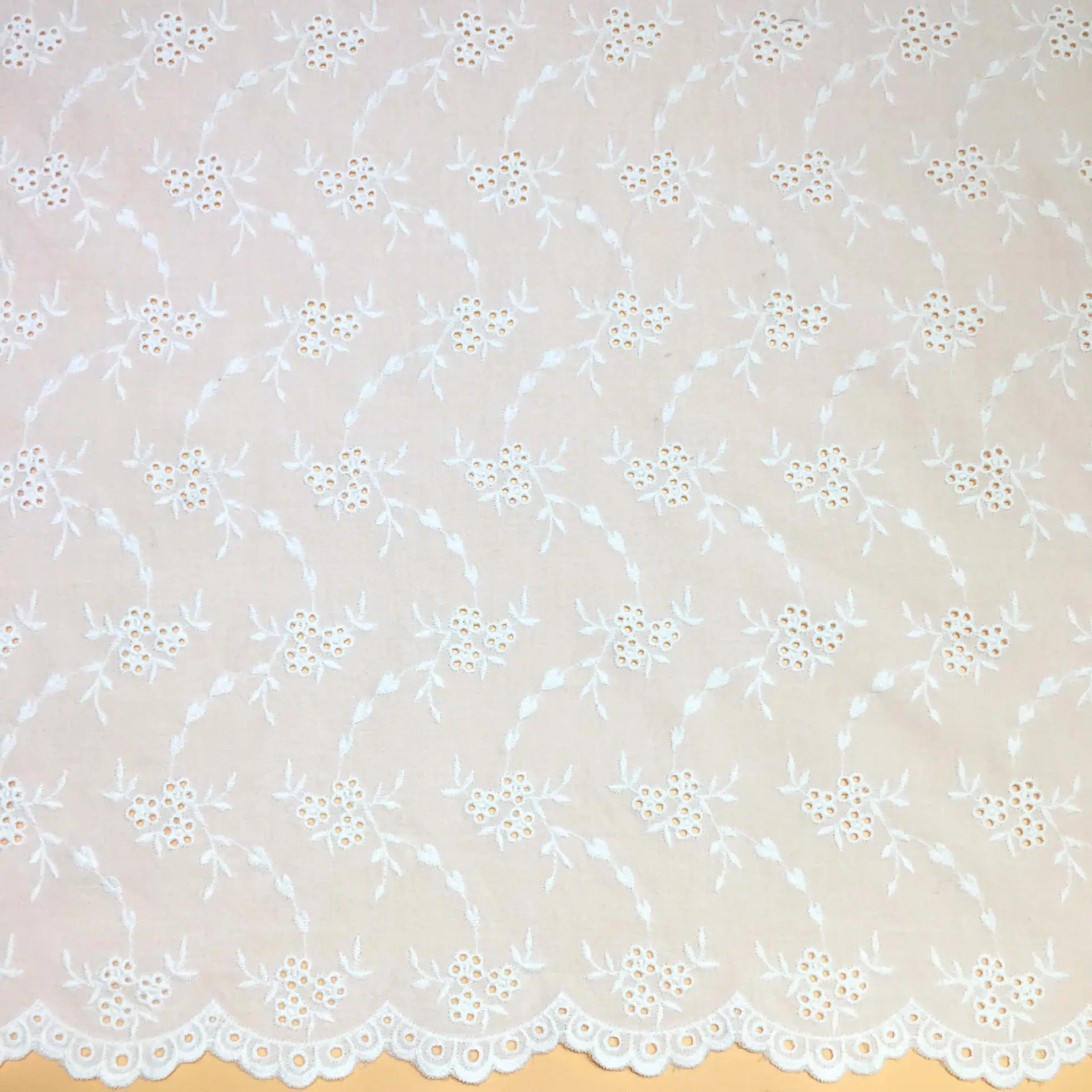 A tela branca do laço do bordado do ilhó do algodão da largura 130 cm Hallow para fora a tela para a cortina do vestuário do vestido de casamento