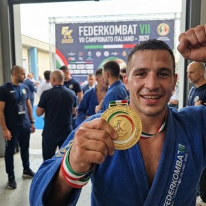 Medalla de Premio Personalizada de Aleación de Zinc con Acabado Dorado Espejo y Grabado Láser del Logotipo FK 2025, Campeonato <span class=keywords><strong>Italiano</strong></span> de Combate, con Cinta de la Bandera Italiana, Duradera - Product Image 2