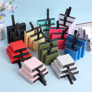 Vente en gros de <span class=keywords><strong>suspension</strong></span> en plastique PE anti-oxydation boîte de présentation de collier boucles d'oreilles bague emballage design poignée ruban papier carton - Product Image 4