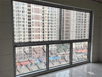 Ventana Corredera con Marco de Aluminio Estilo Industrial, Vidrio Templado de Seguridad, Material Ignífugo para Arquitectura de Apartamentos Modernos