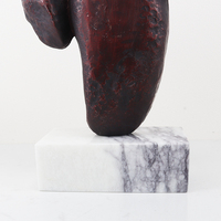 Sculpture en métal abstraite en forme de cœur avec base en marbre, statue en bronze rouge faite à la main pour la décoration de la maison, de l'hôtel ou de la table