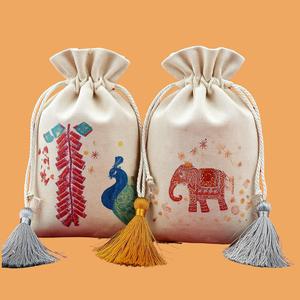 Sac en toile de coton à cordon de serrage au design unique, pochette de rangement réutilisable pour cadeaux, emballage, voyage et usage quotidien, disponible à la vente - Product Image 3