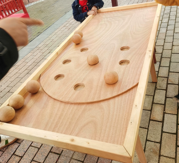 Red One rolling ball measuring 160 * 75cm without bracket