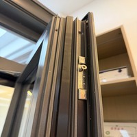 Wasserdichtes Aluminiumlegierungs-Außentürfenster mit gehärtetem Glas und Insektenschutz für Bad & Küche