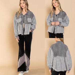 Giacca corta da donna in velluto a coste e Tweed con frange in velluto a coste multicolore abbottonata rosa e grigia - Product Image 3