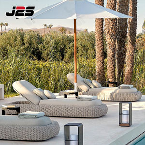 Chaise longue d'extérieur à cadre en osier avec coussins pour la relaxation au bord de la piscine - Product Image 5