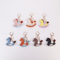 Porte-clés polyvalent en cuir PU multicolore en forme de cheval à bascule avec clip métallique pour tous types de sacs pour femmes