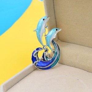 女士胸针 可爱海洋动物胸针 蓝色冬季外套胸针 时尚创意珐琅胸针 水中跳跃的海豚 - Product Image 5