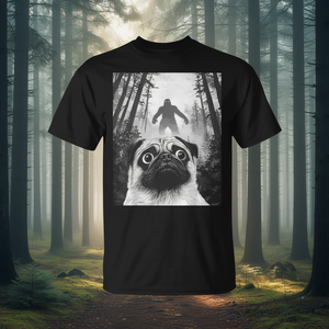 Camiseta Pug Selfie With Bigfoot Sasquatch, color negro, unisex, talla mediana para adultos - Product Image 3