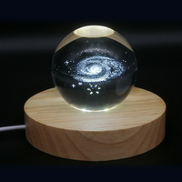 Veilleuse moderne créative 3D à LED avec capteur de mouvement, rechargeable par USB, base lumineuse en bois, finition hêtre, blanc chaud, cristal