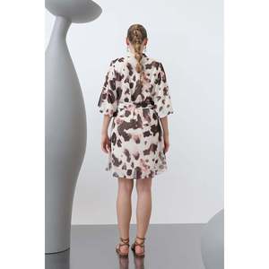 Robe élégante en mousseline de soie pour femme, beige et marron foncé, col rond, taille naturelle, style cocktail, respirante, courte - Product Image 1