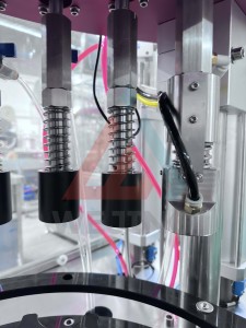 Machine de remplissage et de scellage d'aérosols BOV entièrement automatique, utilisée pour les bouteilles en aluminium/plastique - Product Image 3