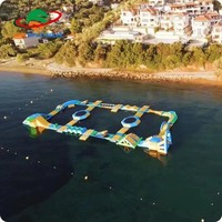 Parc aquatique gonflable de taille moyenne, île aquatique flottante gonflable pour les jeux sportifs aquatiques