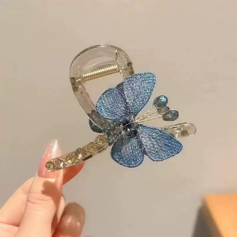 Mariposa bordada azul