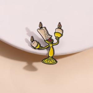 Broche en métal en forme de bougeoir jaune de dessin animé créatif, style conte de fées, la Belle et la Bête, pour vêtements et accessoires - Product Image 2