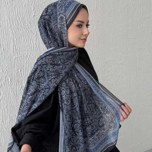 ผ้าคลุมศีรษะมุสลิมพิมพ์ลายสำหรับผู้หญิง รุ่นขายดีประจำปี 2026 พร้อมโลโก้สั่งทำได้ ขายส่ง ระบายอากาศได้ดี ใช้ได้ทุกฤดู สวยสง่า เรียบร้อย ผลิตจากผ้าโมดอล - Product Image 1