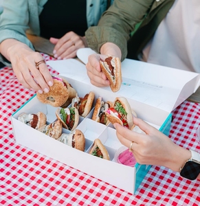 Eco Friendly Biodegradable Customized Matt Lamination Embossing Folders Burger Catering <strong>Bakery</strong> Sushi Lunch French Potato <strong>Chips</strong> - Product Image 5