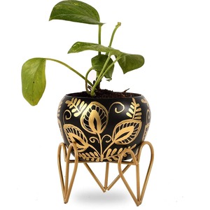 Pot de fleurs en métal finition or de luxe, fournisseur indien, pour salon, hall d'hôtel et décoration commerciale, disponible à la vente - Product Image 3