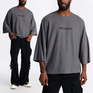 เสื้อยืดคอกลมแขนสามส่วนทรงโอเวอร์ไซส์ผ้าคอตตอนขัดเงาสำหรับผู้ชาย ยี่ห้อ KingSen สไตล์สตรีทแวร์ พิมพ์ลายซิลิโคน ทรงหลวมใส่สบาย - Product Image 1