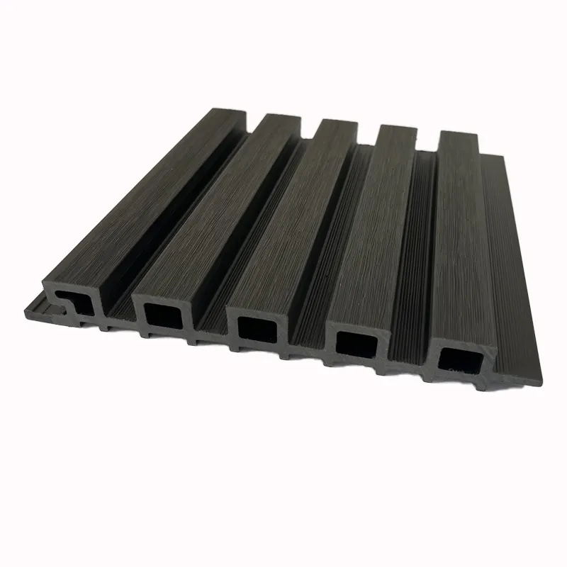 Alternativas de madera decorativas de Wpc Pvc Revestimiento de paredes interiores Revestimiento de plástico Paneles de pared de madera exteriores