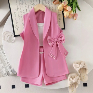 Set Tre Pezzi per Bambine di 7 Anni, <span class=keywords><strong>Blazer</strong></span> Rosa con Fiocco di Perle, Gilet e Canotta Bianca Senza Maniche, Pantaloncini - Stile Europeo-Americano in Poliestere - Product Image 1