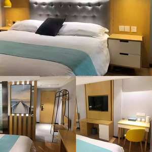 ชุดเฟอร์นิเจอร์ห้องนอนโรงแรม 3 ดาว สไตล์โมเดิร์นมินิมอล ราคาประหยัด โครงเตียงไม้พร้อมโต๊ะข้างเตียง หัวเตียง ตู้เสื้อผ้า ชั้นวางทีวี และโต๊ะทำงาน - Product Image 2