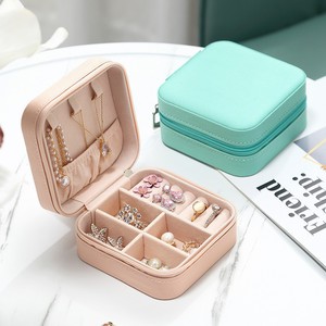 Mini Estuche de Joyería de Viaje, Caja Organizadora Portátil de Cuero PU con Cierre para Anillos, Aretes y Collares - Product Image 1