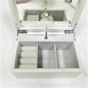 Boîte à musique de luxe personnalisée en forme de ballerine blanche pour femmes et filles, pour collection de bijoux - Product Image 1
