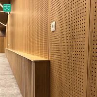 Hall multifonctionnel Mdf Mgo Placage de bois Fibre Design Studio Matériau insonorisé Décoration d'hôtel perforé Panneaux acoustiques à lamelles