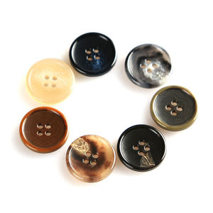 Botones Redondos de Cuatro Agujeros <span class=keywords><strong>con</strong></span> Borde Delgado, Color Personalizado, Material de <span class=keywords><strong>Urea</strong></span> y Técnica de Plateado - Product Image 1