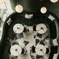 Ensemble de mobilier de luxe pour café : Table à manger en marbre et chaises, banquette demi-cercle pour restaurant et café