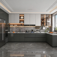 Ensemble de meubles de cuisine modernes et minimalistes avec un grand espace de rangement et des appareils intégrés, y compris un accessoire pour évier