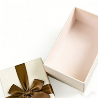 Boîtes cadeaux texturées blanches imprimées sur mesure en gros avec nœud en satin marron et intérieur rose perlé pour bijoux et cadeaux