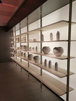 Bibliothèque modulaire moderne du sol au plafond avec structure métallique et éclairage LED intégré pour salon