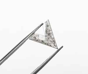 Anillo con Colgante en Forma de V con Diamante Cultivado en Laboratorio de Color Sal y Pimienta de 1.37 CT, 9.8x9.7mm, Certificado IGI - Product Image 4