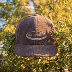 Casquettes classiques à logo brodé personnalisé OEM, casquettes de qualité supérieure à 6 panneaux, casquettes en velours côtelé non structurées - Product Image 1