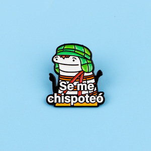 Divertido Broche de Esmalte de Cocodrilo con Humor Español, Novedoso y Lindo, con Diseño de Meme 'Se Me Chispoteo', con Sombrero Verde y Bufanda Roja - Product Image 5
