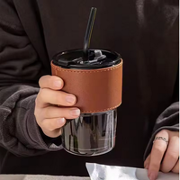 Tasse en verre à boire de boisson de 12oz en gros avec couverture en cuir coloré tasse en verre borosilicaté avec couvercle et paille