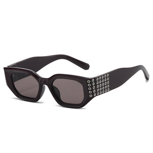 Lunettes de soleil tendance Y2K punk à rivets et monture épaisse pour femmes, logo personnalisé OEM ODM, vente en gros, lunettes de soleil de luxe de haute qualité - Product Image 4