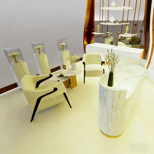 Armoire de présentation en <span class=keywords><strong>verre</strong></span> luxueux avec cadre doré, éclairage LED, forme d'arc, dimensions personnalisables et résistante - Product Image 2